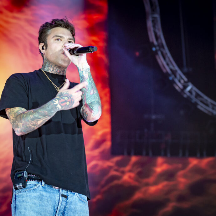 “Non è rimasto uguale niente e va bene così”: la frecciata di Fedez sul palco di Radio Italia Live