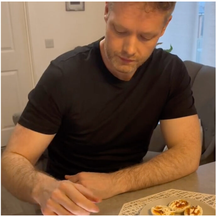 “Ho perso 25 kg in 18 mesi senza iniezioni né rinunciando agli hamburger: la mia colazione è stata fondamentale”: la storia di Ross Cotron su TikTok