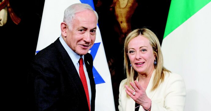 A destra s’avanza una schiera di leader tifosi di Netanyahu