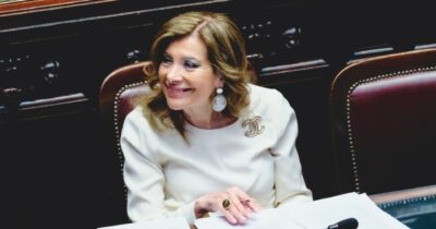 Copertina di T-shirt, borse e quaderni: Casellati si fa il suo brand