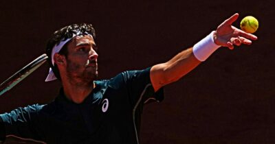 Copertina di Musetti, niente paura: dopo un inizio choc rimonta Navone, è agli ottavi del Roland Garros