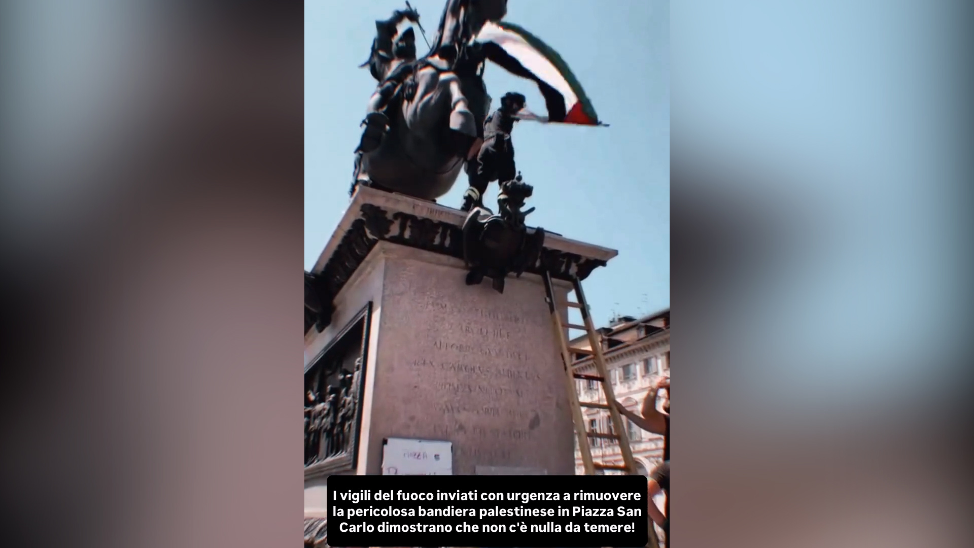 Vigile del fuoco rimuove bandiera palestinese dal monumento a Emanuele Filiberto a Torino (poi la sventola) – Video Vigile del fuoco rimuove bandiera palestinese dal monumento a Emanuele Filiberto a Torino (poi la sventola) – Video