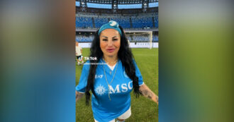Copertina di La tiktoker De Crescenzo con la maglia del Napoli sul campo del Maradona. Il Comune: “Non lo sapevamo”