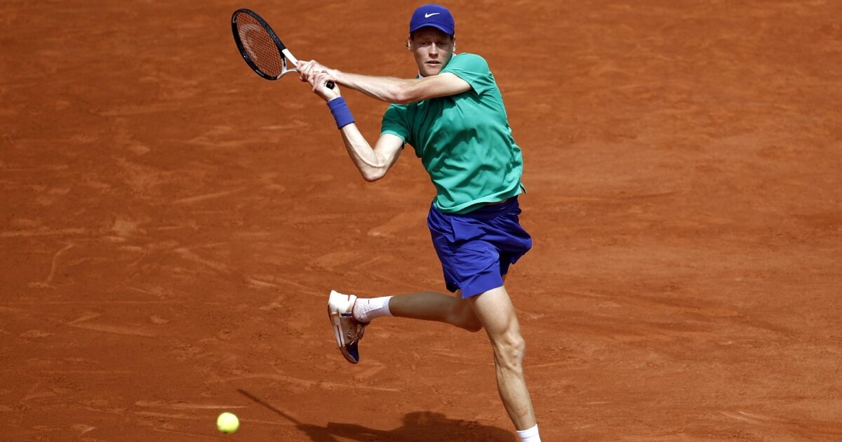“Lo stilista è senza dubbio Kyrgios”: gli sfottò sull’outfit di Sinner al Roland Garros. E partecipa pure coach Cahill: “Forza Luigi” “Lo stilista è senza dubbio Kyrgios”: gli sfottò sull’outfit di Sinner al Roland Garros. E partecipa pure coach Cahill: “Forza Luigi”