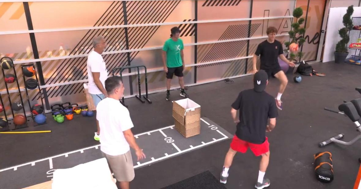 sinner perde la sfida grande colpo di testa di panichi scatta la punizione per tutto il team da Ilfattoquotidiano.it sinner perde la sfida grande colpo di testa di panichi scatta la punizione per tutto il team