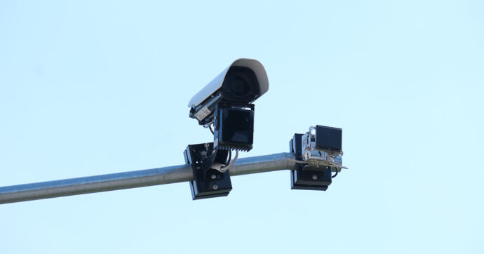 Migranti “spiati” attraverso telecamere usate in incognito: i favori “informali” chiesti dal governo Usa alla polizia