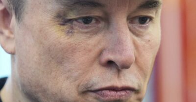 Copertina di Musk e l’addio nello Studio Ovale con un occhio livido. Bannon al Daily Mail: “Ha preso a spintoni il segretario del Tesoro”