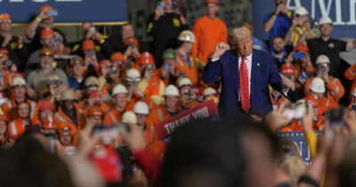 Copertina di Trump raddoppia al 50% i dazi su acciaio e alluminio per aiutare Us Steel