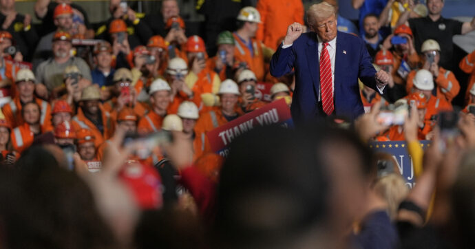 Trump raddoppia al 50% i dazi su acciaio e alluminio per aiutare Us Steel. Ue: “Negoziati a rischio”