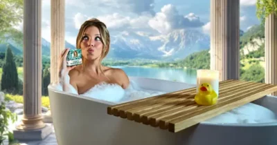 Copertina di Sydney Sweeney vende l’acqua della sua vasca da bagno: “Continuavate a chiedermelo e allora eccola”. L’ultima (folle) trovata commerciale