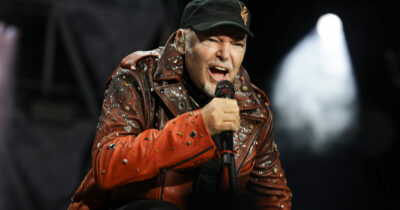 Copertina di Vasco Rossi sfida la morte per celebrare la vita con uno concerto duro perché “in un'epoca violenta attenta al profitto, l'essere umano scompare”