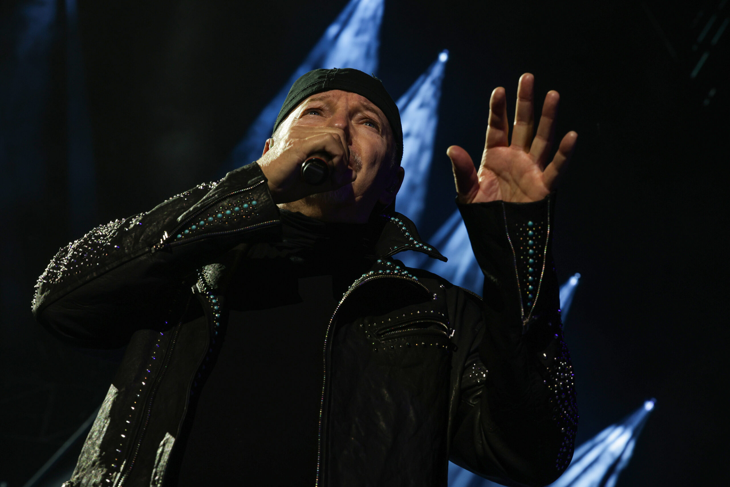 si fermino le guerre soprattutto vogliamo che finisca questa strage di bambini e di innocenti a gaza l appello di vasco rossi al live di firenze – il video