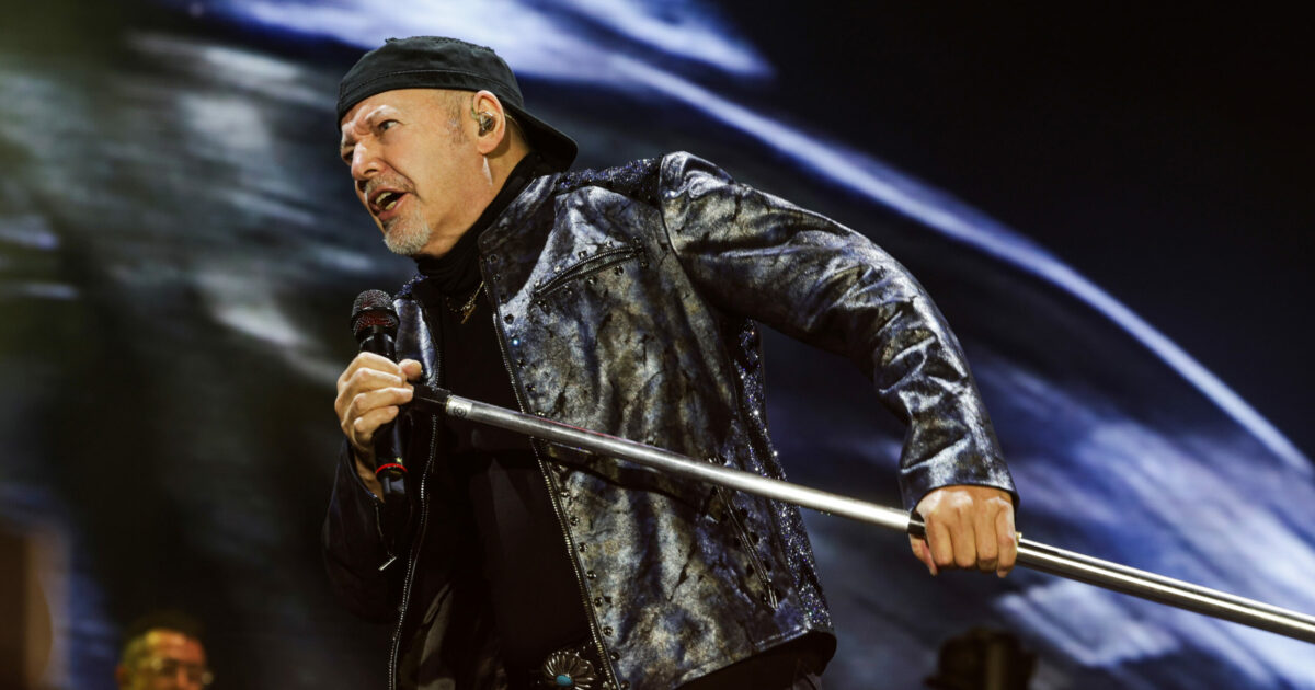 Vasco Rossi: “La scaletta del tour sarà una bella botta. Faremo una grande festa nel 2027. Siamo lavorando a un evento per oltre 500mila persone. C’è una canzone nuova scritta con Curreri”