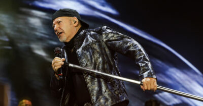 Copertina di Vasco Rossi scatenato canta in napoletano “Je so’ pazzo” per omaggiare Pino Daniele: “Una di quelle canzoni che avrei voluto scrivere io” – IL VIDEO