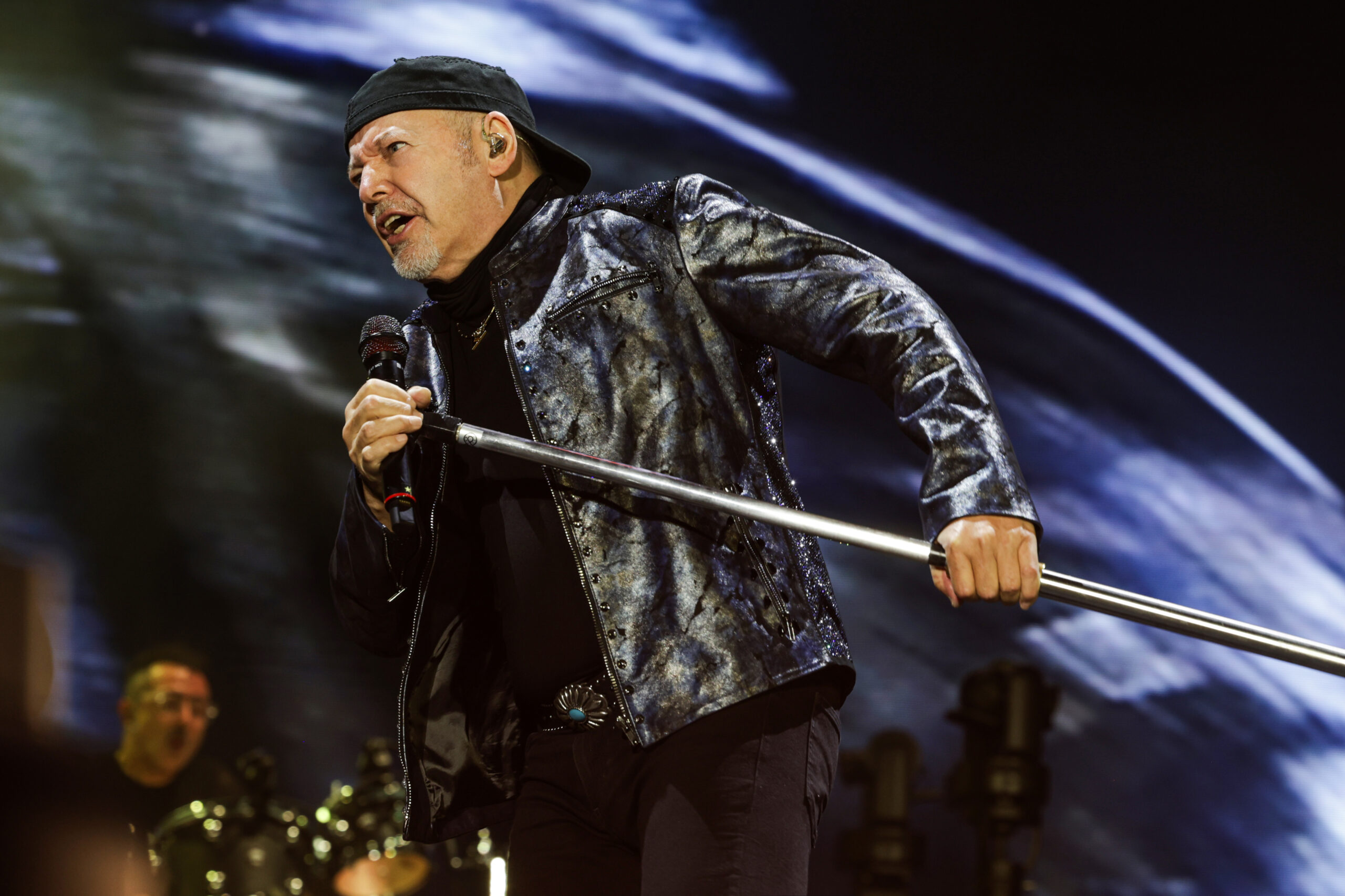vasco rossi scatenato canta in napoletano je so8217 pazzo per omaggiare pino daniele una di quelle canzoni che avrei voluto scrivere io 8211 il video