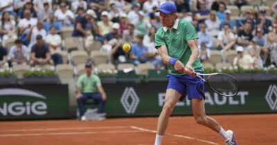 Copertina di Sinner show al Roland Garros: il ceco Lehecka travolto in tre set. Agli ottavi l’avversario è Rublev