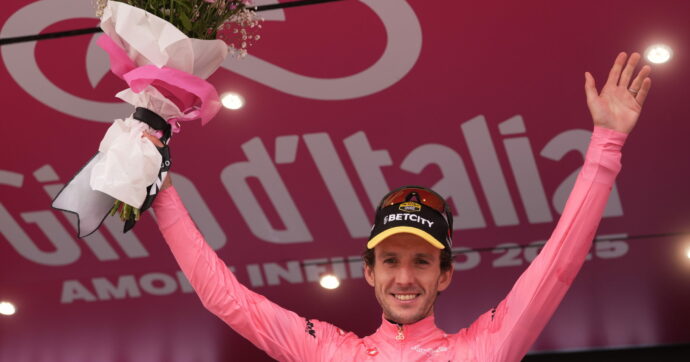 Del Toro e Carapaz si annullano, Yates li stacca e fa l’impresa: il Giro d’Italia 2025 è del britannico