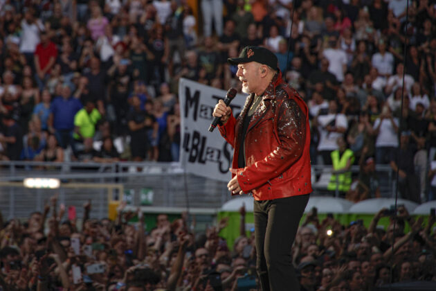 Vasco Rossi sfida la morte per celebrare la luce della vita: show duro e solenne perché “in un’epoca violenta attenta al profitto, l’essere umano non è considerato” Vasco Rossi sfida la morte per celebrare la luce della vita: show duro e solenne perché “in un’epoca violenta attenta al profitto, l’essere umano non è considerato”