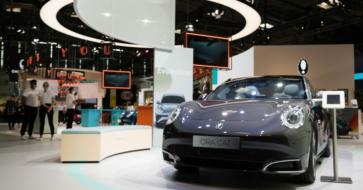 In Cina si compra un’auto elettrica a 7.500 euro ma un costruttore lancia l’allarme: “Così il settore non regge”