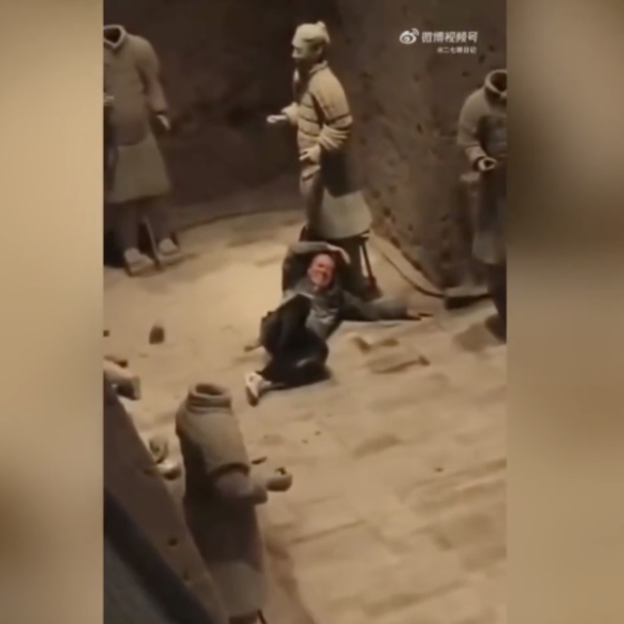 Turista si lancia tra le statue dell’Esercito di Terracotta e rompe due guerrieri millenari del celebre sito Unesco: rischia fino a 10 anni di carcere