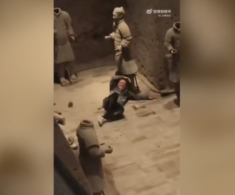 turista si lancia tra le statue dell esercito di terracotta e rompe due guerrieri millenari del celebre sito unesco rischia fino a 10 anni di carcere