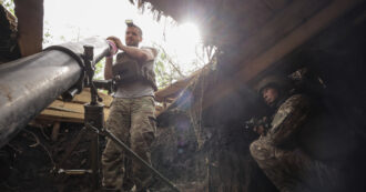 Ucraina, Kiev: “Raid russi sui civili, 10 morti”. Evacuati 11 insediamenti nel Sumy: “Paura delle bombe di Mosca”