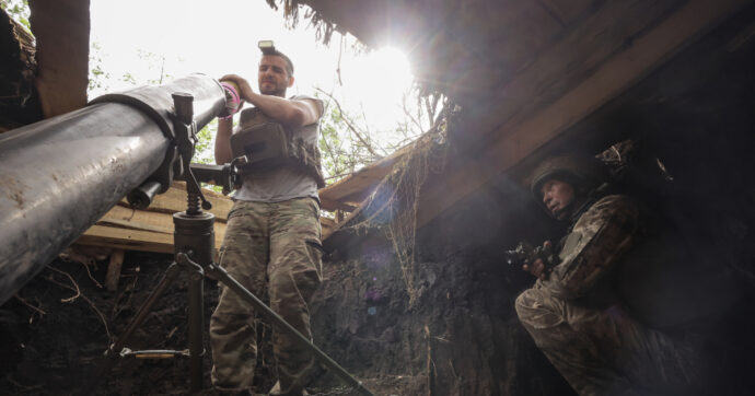 Ucraina, Kiev: “Raid russi sui civili, 10 morti”. Evacuati 11 insediamenti nel Sumy: “Paura delle bombe di Mosca”