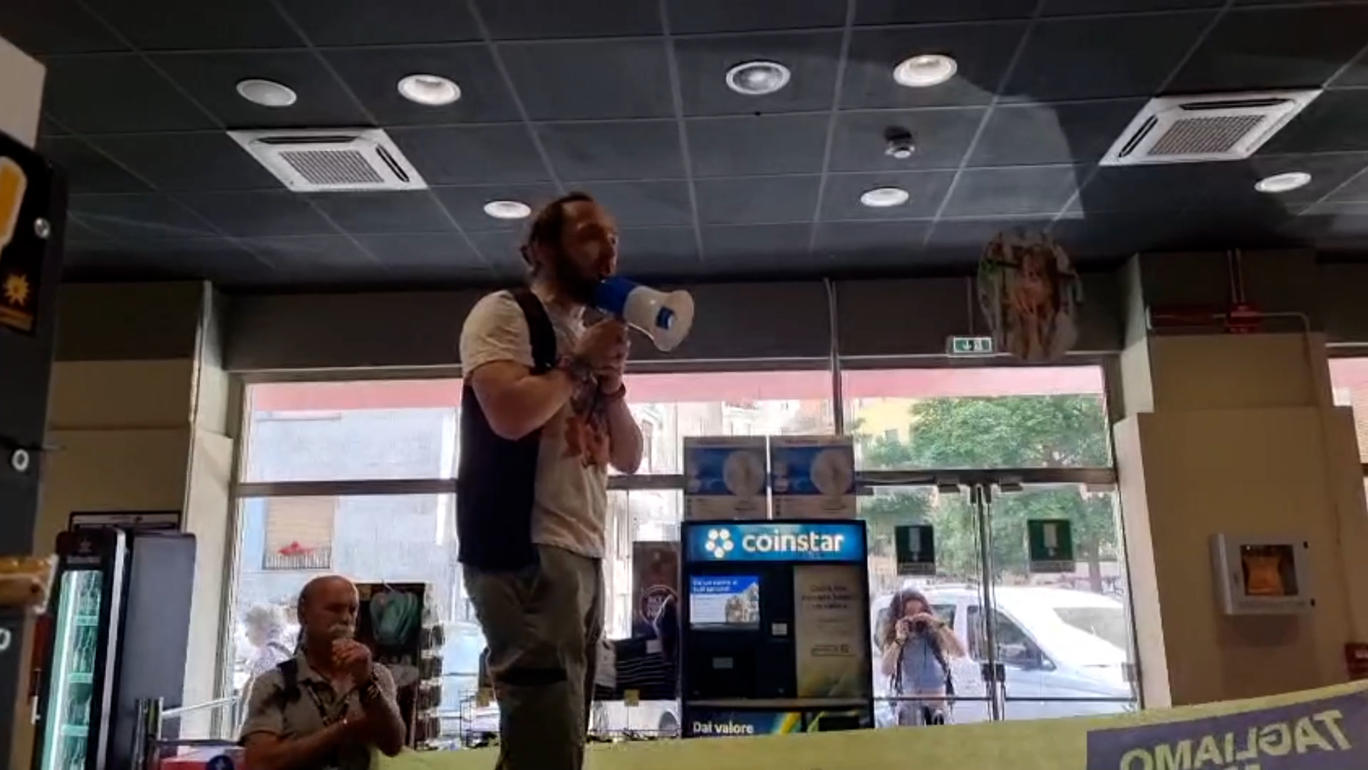 finanziano il genocidio a gaza boicottiamoli la protesta di ultima generazione in un carrefour di milano