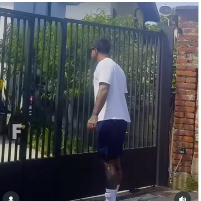 “Come mai Andrea Sempio nel 2017 rilasciava interviste a tutti e oggi invece non parla più?”: Fabrizio Corona lo incalza, intervengono i carabinieri