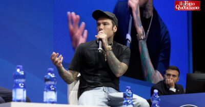 Copertina di Fedez contro Sala al congresso di Forza Italia: “Ottima notizia che non si possa ricandidare”. E attacca la sinistra