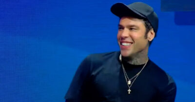 Copertina di “Al provino per fare il giudice ho detto ‘Amici di Maria fa cagare’, ero ancora fatto dopo la nottata con l’MD. Poi ho fatto volare il telefono contro il muro, gli sono piaciuto”: Fedez racconta la prima volta a X Factor