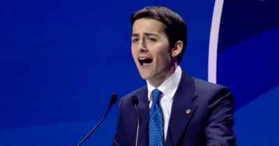 Copertina di Il giovane di FI contro Vannacci (senza citarlo): “Generale della codardia, aberrazioni su gay, neri e disabili. Vergogna”. Standing ovation