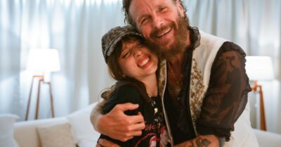 Copertina di “Se ti fermi non scompari, a volte è il contrario. La forma più alta di rispetto è rispettare se stessi e le curve della propria vita”: l’abbraccio di Jovanotti ad Angelina Mango