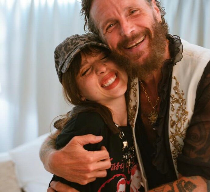 “Se ti fermi non scompari, a volte è il contrario. La forma più alta di rispetto è rispettare se stessi e le curve della propria vita”: l’abbraccio di Jovanotti ad Angelina Mango