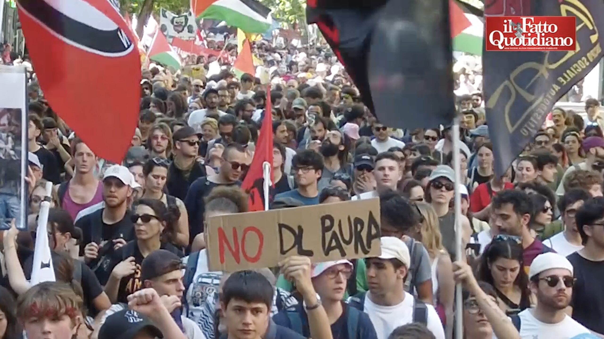 In piazza contro il decreto sicurezza: “Promettiamo che lo smonteremo nei tribunali e nelle piazze”. Il videoracconto della giornata
