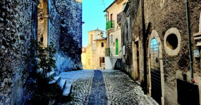 Copertina di Il paese con 23 liste di secondini: un mese di aspettativa retribuita