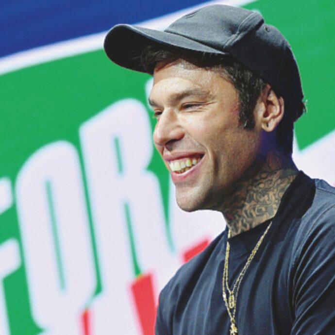 Fedez contro tutti: “Ieri uno femminista che combatte il Revenge Porn mi ha mandato un video di De Martino sull’iphone. La polizia postale non le farà una se*a”