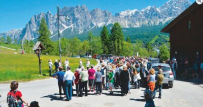 Copertina di Flash mob tra i prati: ‘no’ cabinovia sulla frana