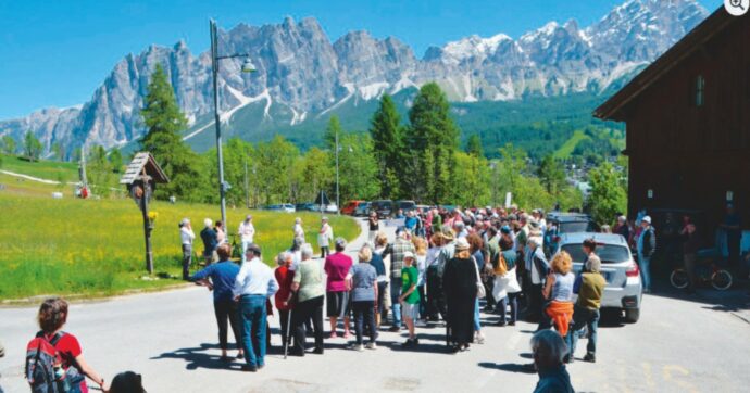 Flash mob tra i prati: ‘no’ cabinovia sulla frana