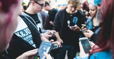 Copertina di Drogati di cellulari: boom di giovani in astinenza