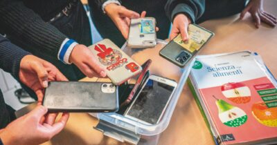 Copertina di Divieto smartphone a scuola: le soluzioni delle superiori per l’anno 2025-2026