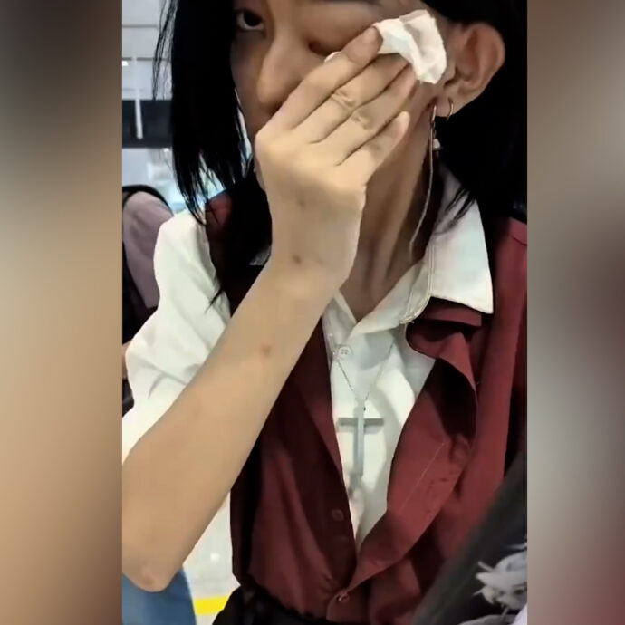 “È così umiliante”, ragazza costretta a struccarsi per prendere l’aereo: il viso era troppo diverso da quello nel documento – Video