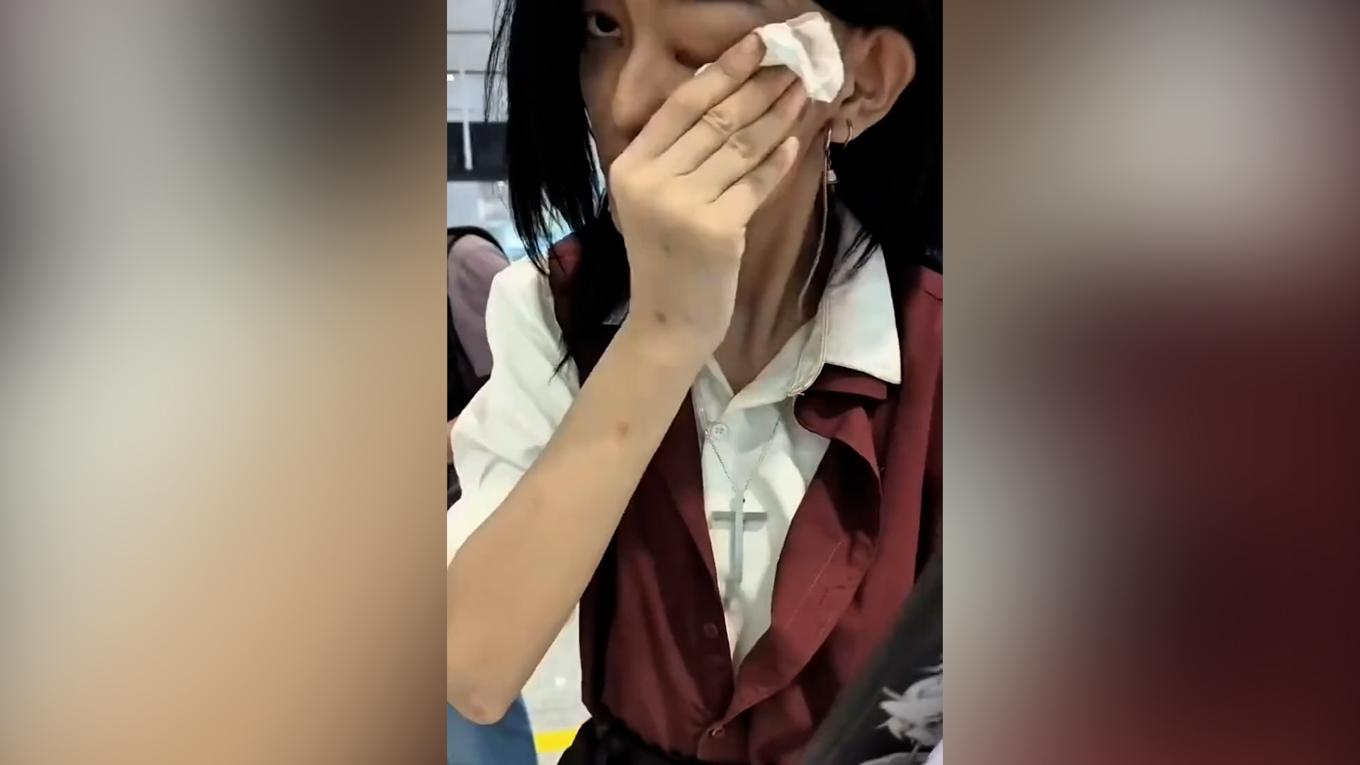 è così umiliante ragazza costretta a struccarsi per prendere l aereo il viso era troppo diverso da quello nel documento – video da Ilfattoquotidiano.it è così umiliante ragazza costretta a struccarsi per prendere l aereo il viso era troppo diverso da quello nel documento – video