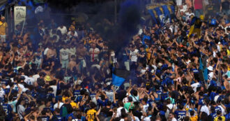 Copertina di Finale di Champions League, centinaia di tifosi interisti in piazza Duomo a Milano tra fumogeni e cori – Video