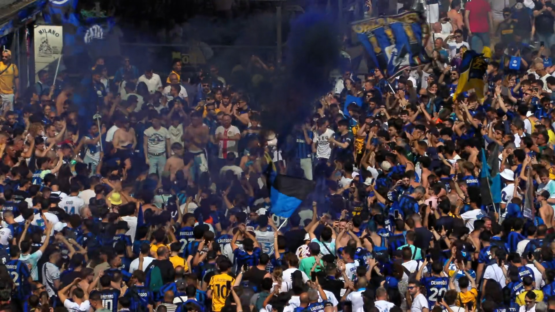 Finale di Champions League, centinaia di tifosi interisti in piazza Duomo a Milano tra fumogeni e cori – Video Finale di Champions League, centinaia di tifosi interisti in piazza Duomo a Milano tra fumogeni e cori – Video