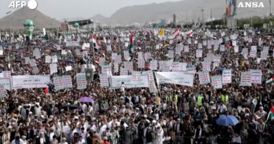 Copertina di Maxi manifestazione in Yemen in solidarietà a Gaza: migliaia di persone in piazza – Video