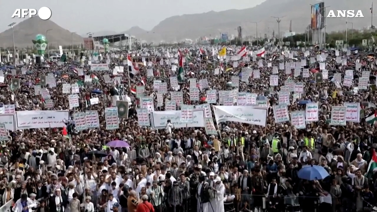Maxi manifestazione in Yemen in solidarietà a Gaza: migliaia di persone in piazza – Video