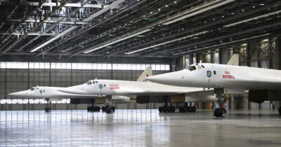 Copertina di Droni di Kiev distruggono 40 bombardieri “con capacità nucleare”. Zelensky: “Operazione brillante, la nostra a più lungo raggio”