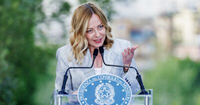 Copertina di Il prof che ha augurato la morte alla figlia di Meloni: “Un errore stupido”. Alla premier la solidarietà di Mattarella