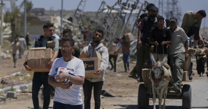 Gaza, Al Jazeera: “Israele spara sui civili che ricevono aiuti a Rafah, almeno 30 morti”. L’ente che gestisce gli hub: “Tutto falso”